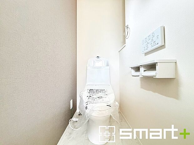 ~やはり便利なタンク式トイレ~ ・最近はタンクレストイレもございますが、タンク式の場合は停電時もお水を流すことが可能。 ・故障時なども比較的費用が安くなるなど、メリットが多くなります。
