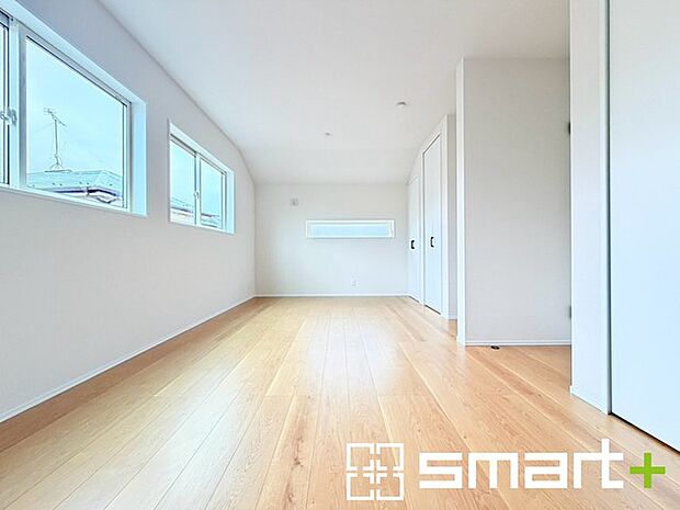 ~間仕切対応で2部屋に~ ・2階洋室10.6帖は将来こども部屋として1部屋を2部屋にできるフレキシブルルームです。 ・収納スペースも付いているので整理整頓しやすく、生活空間が広がりますね。