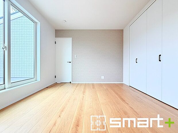 ~2面採光の明るいお部屋~ ・洋室は2面採光とする事で穏やかな陽の入る明るい空間となっております。 ・くつろぎのプライベート時間を明るい空間で穏やかにお過ごしいただけます。