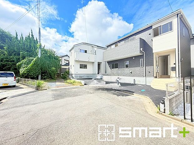 ~閑静な住宅街の立地~ ・周辺は閑静な住宅街となっておりますので、静かな暮らしをご実現いただけます。 ・前面道路の交通量も多くないので、小さなお子様がいるご家庭でもご安心ですね。