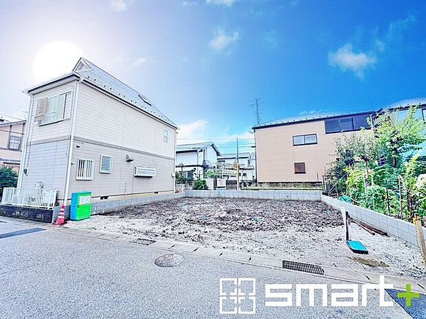 ～閑静な住宅街の立地～ ・周辺は閑静な住宅街となっておりますので、静かな暮らしをご実現いただけます。 ・前面道路の交通量も多くないので、小さなお子様がいるご家庭でもご安心ですね。 