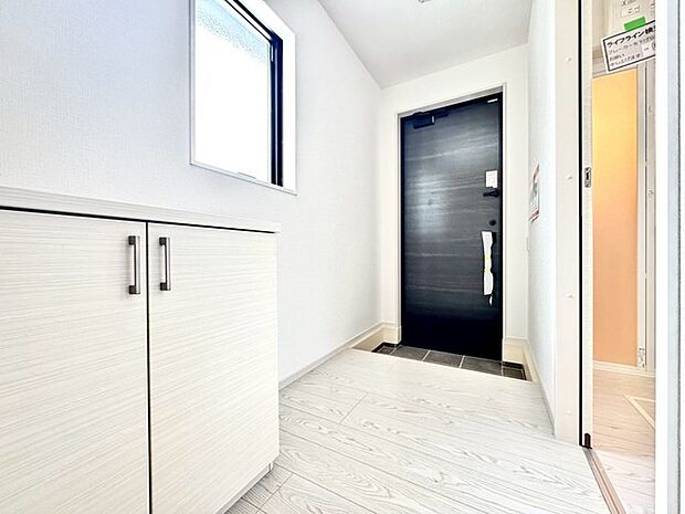 〜お住まいの顔「玄関」〜 ・圧迫感がなくスッキリ広々とした印象の玄関。窓からは明るい陽光が差し込みます。 ・備え付けのシューズボックスはたっぷりしまえて玄関がスッキリ片付きますね。