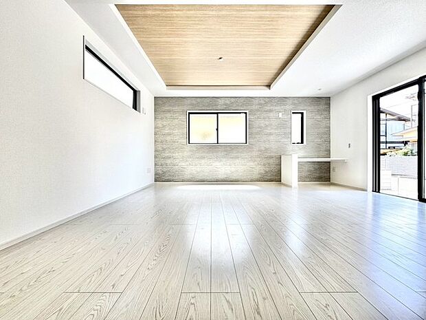 〜ゆとりある広さのＬＤＫ〜 ・穏やかな陽だまりに包まれる居心地の良いＬＤＫは広々19帖超。 ・アクセントクロスを加えることでシンプルなお部屋にメリハリが生まれ、オシャレな雰囲気になりますね。