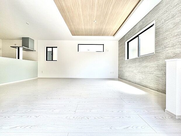 〜折り上げ天井のあるＬＤＫ〜 ・一部天井を高くする折り上げ天井を配する事で縦への空間が生まれ、開放感のある広々とした仕様に。 ・ぜひ現地でその魅力をご体感くださいませ。 