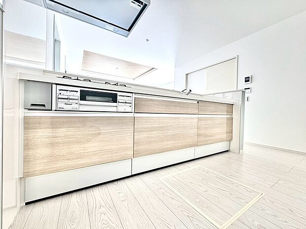 〜使い勝手の良いシステムキッチン〜 ・料理がしやすい設計のキッチンでお料理もはかどりますね。 ・もちろんキッチン下部は収納になっておりますので、フライパンなども収納可能です。 