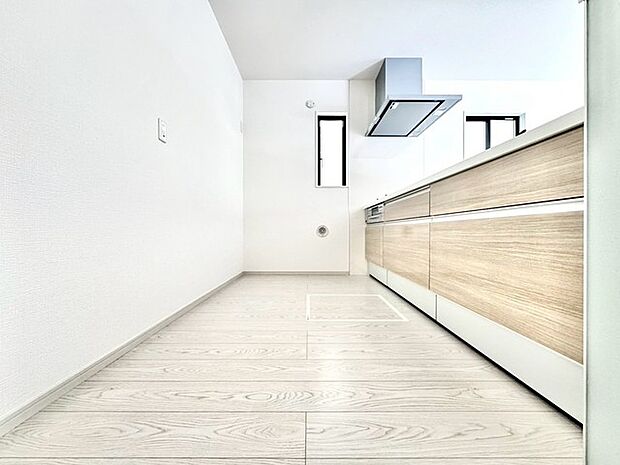 〜お料理がはかどる三口コンロ〜 ・同時進行で調理が可能な三口コンロで家事の時短に。 ・グリルも付いているのでお料理の幅も広がりますね。 