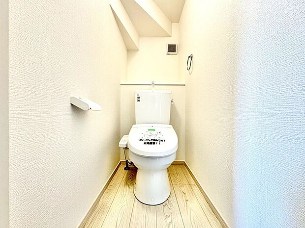 〜やはり便利なタンク式トイレ〜 ・最近はタンクレストイレもございますが、タンク式の場合は停電時もお水を流すことが可能。 ・故障時なども比較的費用が安くなるなど、メリットが多くなります。 