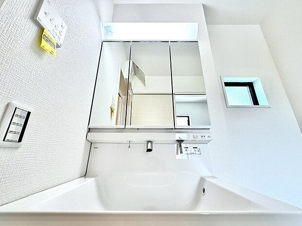 〜人気の三面鏡を採用〜 ・洗面台は三面鏡仕様なので鏡の角度を変える事で頭の後ろの方までご確認可能です。 ・鏡の裏が収納になっておりますので、洗面台周りもスッキリと片付きます。 