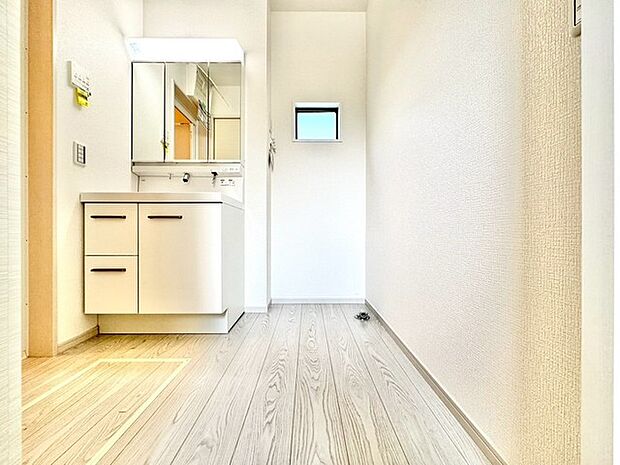 〜明るい洗面スペース〜 ・窓から明るい陽が入るので、気持ちよく朝の支度ができますね。 ・使い勝手の良い三面鏡タイプのシャワー付き洗面化粧台。