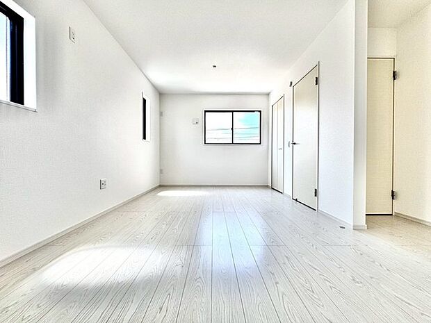 〜間仕切対応で2部屋に〜 ・2階洋室10帖は将来こども部屋として1部屋を2部屋にできるフレキシブルルームです。 ・収納スペースも付いているので整理整頓しやすく、生活空間が広がりますね。 