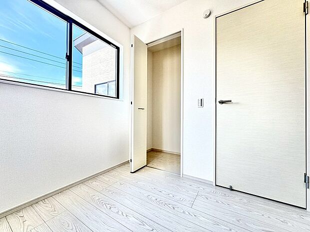 〜収納豊富な洋室〜 ・各居室に備え付けの収納をご用意。タンスなどを置く場合と比べ出っ張らないので部屋の中を有効のご活用いただけます。 ・収納の広さなどぜひ現地でご確認くださいませ。 