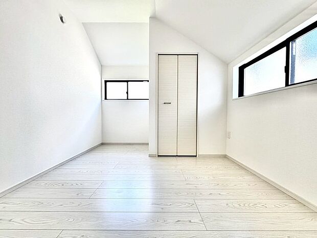 〜2面採光の明るいお部屋〜 ・洋室は2面採光とする事で穏やかな陽の入る明るい空間となっております。 ・くつろぎのプライベート時間を明るい空間で穏やかにお過ごしいただけます。 