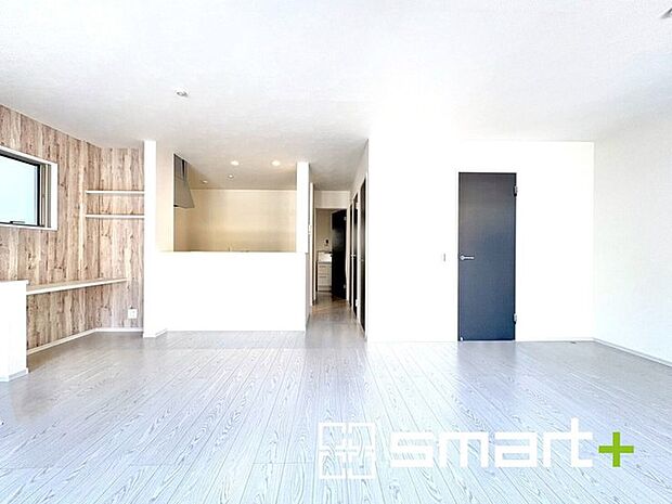 〜ナチュラルな色彩のLDK〜 ・自然な風合いの色味で纏められたLDKは家具のコーディネートもしやすくなっております。 ・どんなインテリアにするか、考えるだけでも楽しくなりますね。