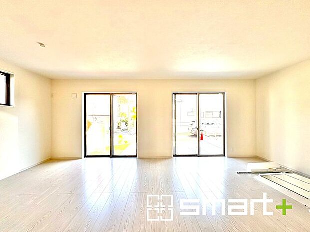 〜穏やかな陽の入るLDK〜 ・大きな窓のあるLDKは陽当りも良好で明るい空間となっております。 ・ご家族団らんなど過ごす時間の多いLDKが明るいのは嬉しいポイントですね。