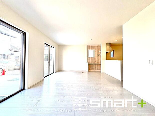 〜余裕の空間が広がるLDK〜 ・20帖あるLDKはご家族団らんのお時間を余裕の広さで演出してくれます。 ・ご内覧の際は家具の配置などもイメージしながらご覧くださいませ。