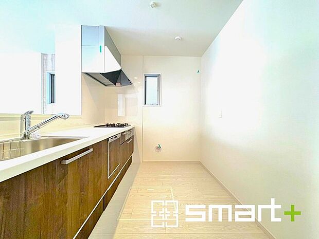 〜人気のカウンターキッチン〜 ・キッチンは人気のカウンタータイプを採用。「ご家族の顔が見える」造りです。 ・蛇口に浄水器が内蔵されているなど機能面でも優れた仕様です。