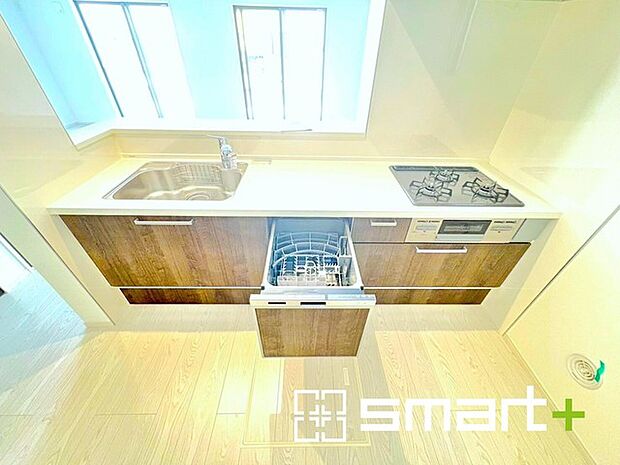 〜食器洗浄機を標準装備〜 ・キッチンにはビルトインタイプの食器洗浄機を標準装備。 ・家事にかける時間を削減でき、「自分時間」を増やすことができる嬉しいアイテムです。