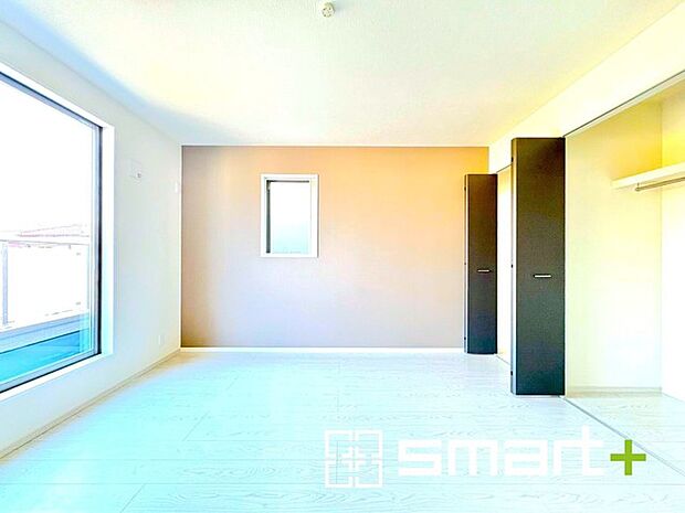 〜2面採光の明るいお部屋〜 ・洋室は2面採光とする事で穏やかな陽の入る明るい空間となっております。 ・くつろぎのプライベート時間を明るい空間で穏やかにお過ごしいただけます。