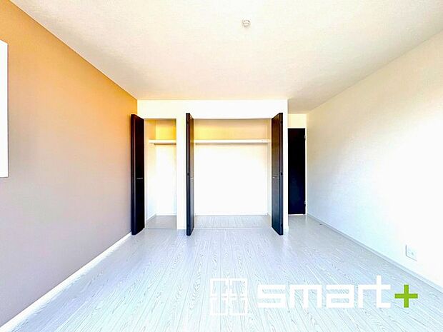 〜収納豊富な洋室〜 ・各居室に備え付けの収納をご用意。タンスなどを置く場合と比べ出っ張らないので部屋の中を有効のご活用いただけます。 ・収納の広さなどぜひ現地でご確認くださいませ。