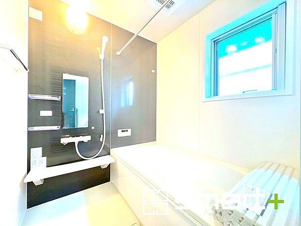 〜暖房乾燥機付きの浴室〜 ・ヒートショック対策にもなる浴室暖房を標準装備。冬場でも暖かくしてからご入浴が可能です。 ・もちろん乾燥機も付いておりますので、雨の日でも洗濯物を干せますよ。