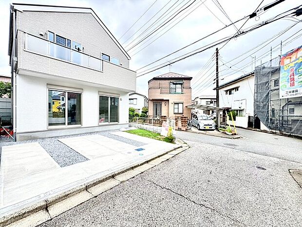 〜閑静な住宅街の立地〜 ・周辺は閑静な住宅街となっておりますので、静かな暮らしをご実現いただけます。 ・前面道路の交通量も多くないので、小さなお子様がいるご家庭でもご安心ですね。