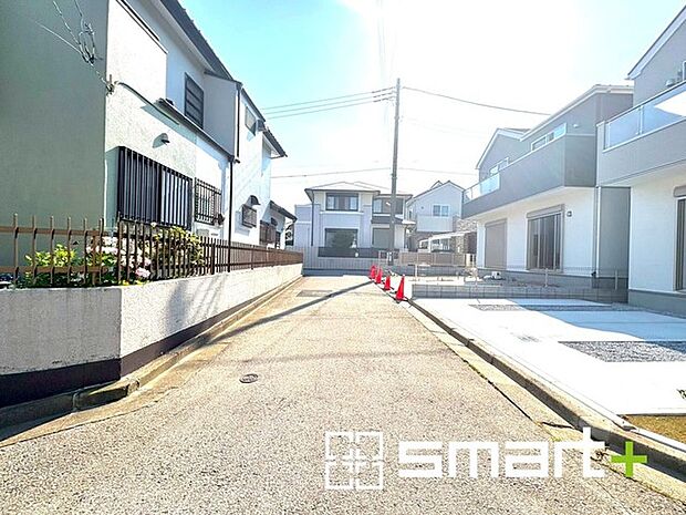 〜十分な広さのある前面道路〜 ・前面道路は約4mございますので、お車でのすれ違いも可能で余計なストレスがかかりません。 ・日々お車での移動が多い方には大切なポイントですね。