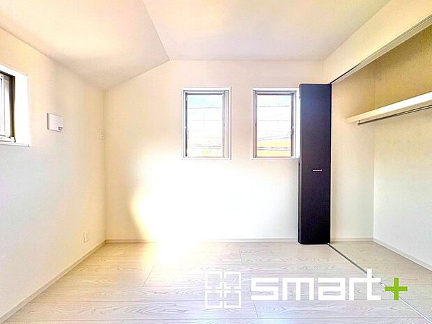 〜2面採光の明るいお部屋〜 ・洋室は2面採光とする事で穏やかな陽の入る明るい空間となっております。 ・くつろぎのプライベート時間を明るい空間で穏やかにお過ごしいただけます。