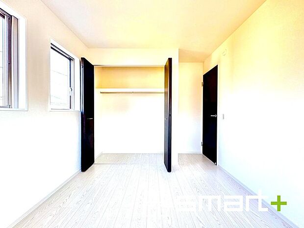 〜自然な風合いの洋室〜 ・ナチュラルな色彩で纏められた洋室は家具のコーディネートもしやすくなっております。 ・どんな家具にするか考えるだけでも楽しくなってきますね。