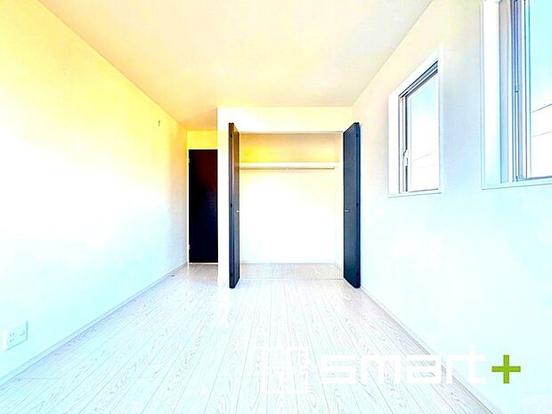 〜収納豊富な洋室〜 ・各居室に備え付けの収納をご用意。タンスなどを置く場合と比べ出っ張らないので部屋の中を有効のご活用いただけます。 ・収納の広さなどぜひ現地でご確認くださいませ。