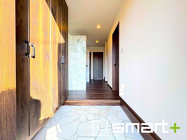 〜余裕の広さの玄関〜 ・玄関スペースを大きく取る事でご帰宅された際の開放感が違います。 ・お客様を出迎える顔にもなる玄関、この広さは魅力的ですね。ぜひ現地でご体感くださいませ。 