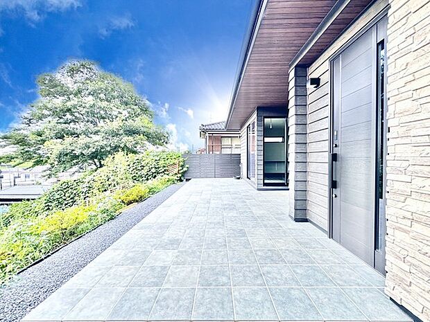 〜デザイン性に優れた玄関〜 ・モダンなデザインの玄関ドアを採用する事でお住まいの「顔」の印象が大きく変わります。 ・毎日帰宅した際に嬉しくなる仕様です。