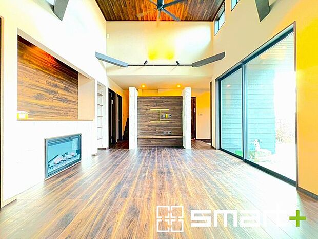 〜穏やかな陽の入るＬＤＫ〜 ・大きな窓のあるＬＤＫは陽当りも良好で明るい空間となっております。 ・ご家族団らんなど過ごす時間の多いＬＤＫが明るいのは嬉しいポイントですね。 