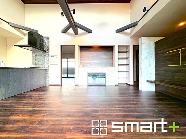 〜吹抜けのあるＬＤＫ〜 ・ＬＤＫに吹抜けを配する事で縦への空間が生まれ、開放感のある広々とした仕様に。 ・ご来客の際なども自慢できるような高級仕様のＬＤＫとなっております。 