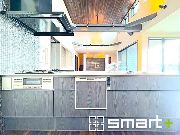 〜人気のカウンターキッチン〜 ・キッチンには余計な柱が無いので、リビングが見渡せ開放感のある造りとなっております。 ・蛇口には浄水器が内蔵されるなど機能面でも優れたキッチンです。