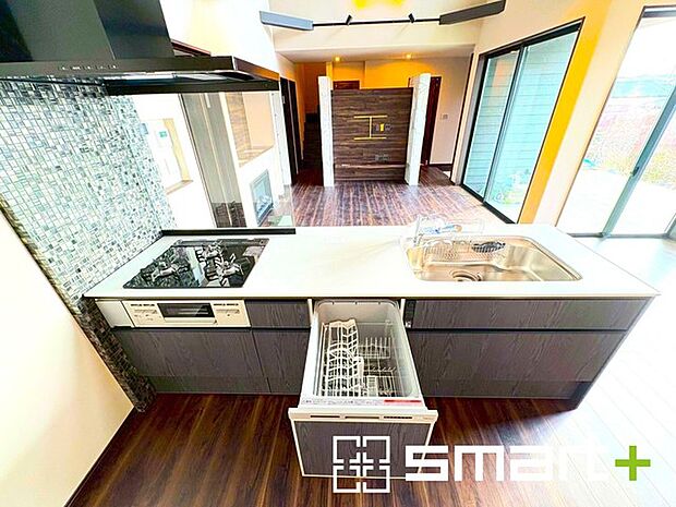 〜食器洗浄機を標準装備〜 ・キッチンにはビルトインタイプの食器洗浄機を標準装備。 ・家事にかける時間を削減でき、「自分時間」を増やすことができる嬉しいアイテムです。 