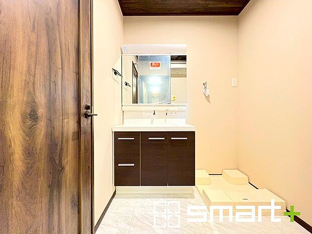 〜人気の三面鏡を採用〜 ・洗面台は三面鏡仕様なので鏡の角度を変える事で頭の後ろの方までご確認可能です。 ・鏡の裏が収納になっておりますので、洗面台周りもスッキリと片付きます。 