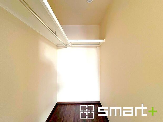 〜憧れのウォークインクローゼット〜 ・居室にウォークインを設ける事で季節ものや趣味の用具などもスッキリと収納可能です。 ・ぜひ現地でその便利さをご体感くださいませ。 