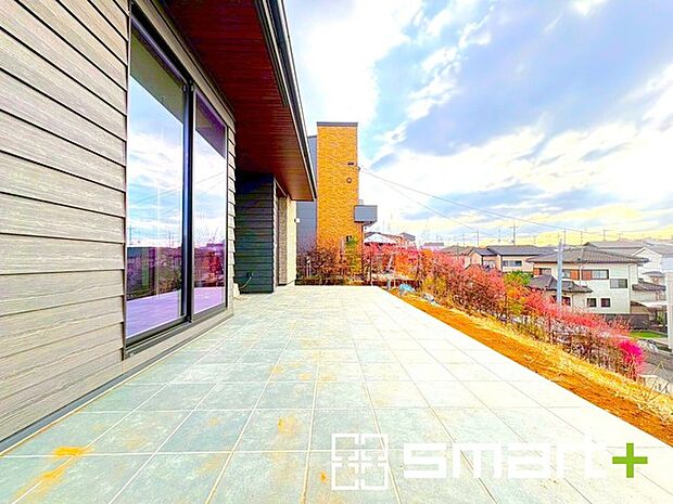 〜リビングからダイレクトアクセスのおしゃれなテラス〜 日々の生活に贅沢をプラスするテラス付き住宅。 テーブルを置いてモーニングコーヒーやお風呂上りの一杯など楽しみが広がります。 