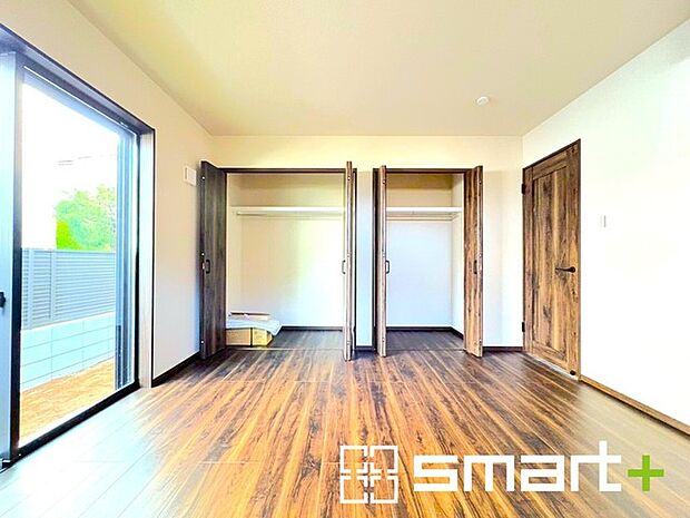 〜収納豊富な洋室〜 ・各居室に備え付けの収納をご用意。タンスなどを置く場合と比べ出っ張らないので部屋の中を有効のご活用いただけます。 ・収納の広さなどぜひ現地でご確認くださいませ。