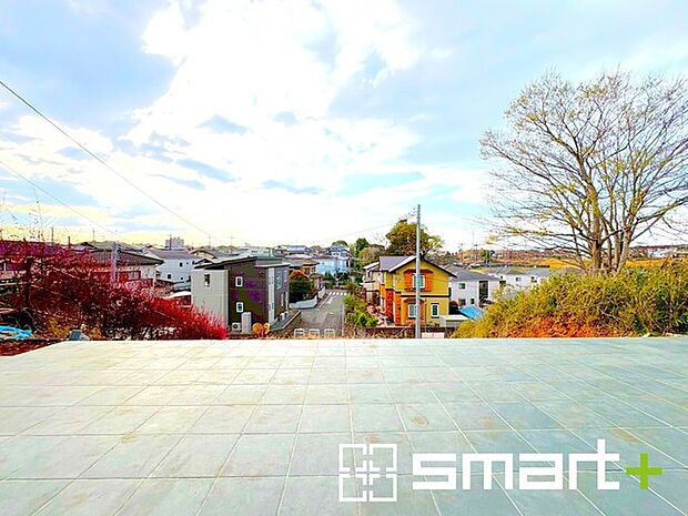 〜テラスからの雄大な見晴らしを独り占め〜 高台に位置する邸宅は、誰の目線も気にしないあなただけの眺望です。ぜひ直接その目で体感ください。