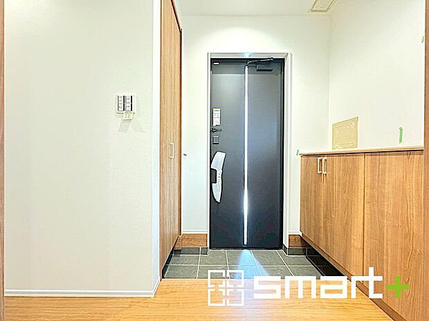 〜シューズインクロークのある玄関〜 ・玄関横にシューズインクロークをご用意。 ・追加の靴置きとしてはもちろん、スキー・ゴルフなど趣味の用具の置場としてもご利用いただけます。
