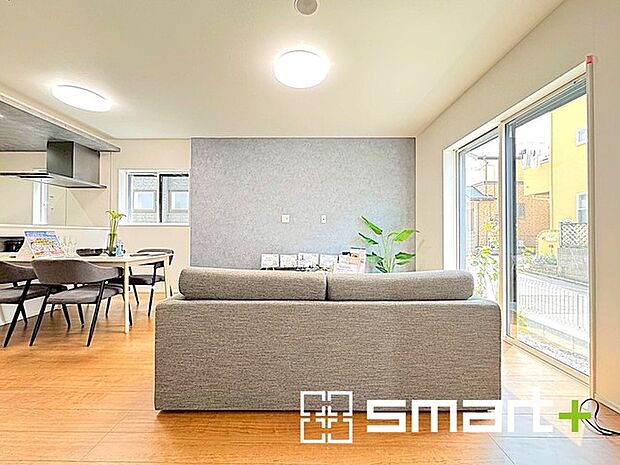 〜窓からはたっぷりの陽光〜 ・穏やかな陽だまりに包まれる居心地の良いＬＤＫは南側に大開口の窓があるので明るく開放的な空間になります。 