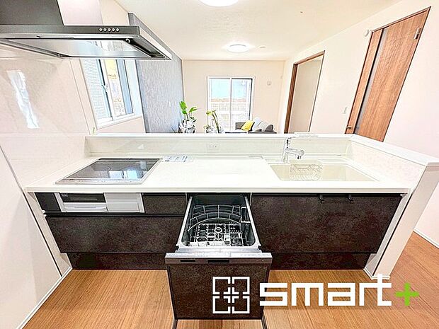 〜食器洗浄機を標準装備〜 ・キッチンにはビルトインタイプの食器洗浄機を標準装備。 ・家事にかける時間を削減でき、「自分時間」を増やすことができる嬉しいアイテムです。