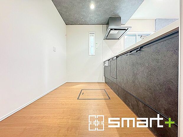 〜使い勝手の良いシステムキッチン〜 ・料理がしやすい設計のキッチンでお料理もはかどりますね。 ・もちろんキッチン下部は収納になっておりますので、フライパンなども収納可能です。 