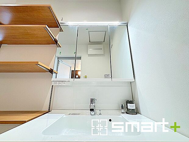 〜人気の三面鏡を採用〜 ・洗面台は三面鏡仕様なので鏡の角度を変える事で頭の後ろの方までご確認可能です。 ・鏡の裏が収納になっておりますので、洗面台周りもスッキリと片付きます。