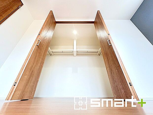 〜あると嬉しいウォークインクローゼット〜 ・2.5帖サイズの大容量ウォークインクローゼット付。衣類をハンガーに掛けたまま収納できるのがうれしいですね。 