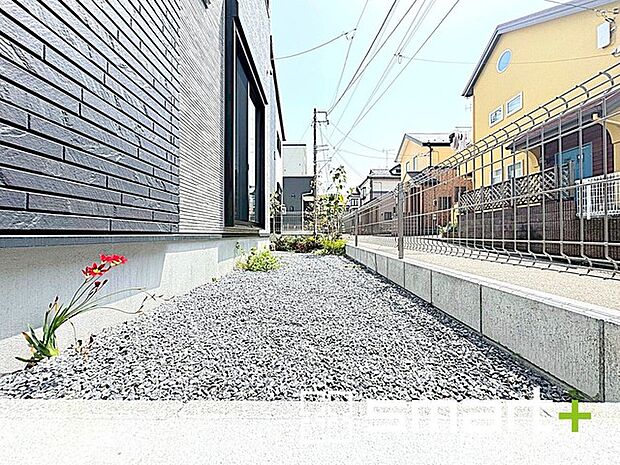 〜お庭もある余裕の敷地〜 ・広々した敷地にはお庭もご用意。お庭があるだけで余裕を感じますね。 ・防草シートや人工芝の敷設などのオプションもお気軽にご相談くださいませ。 