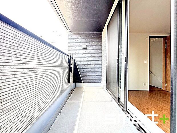 〜屋根付きのバルコニー〜 ・バルコニーは屋根付きなので急な雨でも安心です。 ・奥行きもあるので洗濯物が干しやすいのも嬉しいポイントですね。 