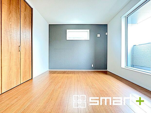 〜バルコニーに面した洋室〜 ・バルコニー側の大きな窓から穏やかな陽が差し込む明るい洋室。7帖のゆとりある広さが嬉しいですね。