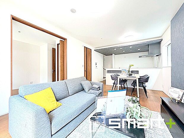 〜LDKは開放的な広々空間〜 ・穏やかな陽だまりに包まれる居心地の良いLDKは、ご家族が自然と集まる憩いのスペースになりそうですね。